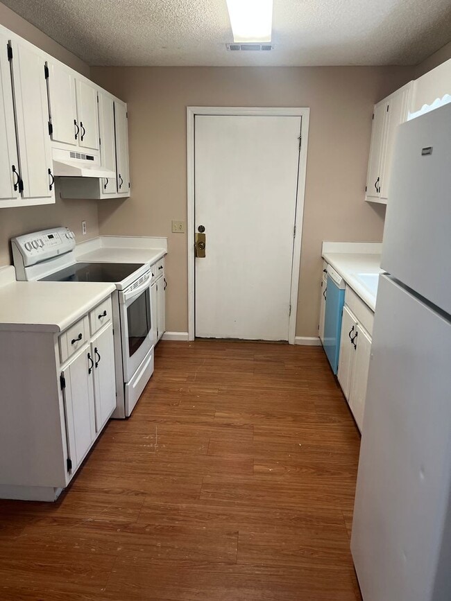 Foto del edificio - Two Story 3 Bed 2.5 Bath Available Early S...