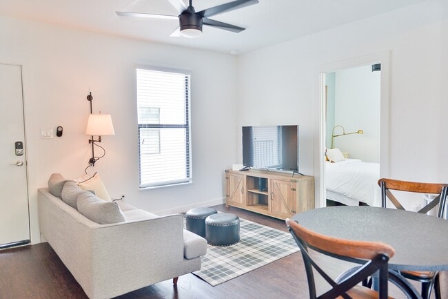 Building Photo - 2300 Stanford St