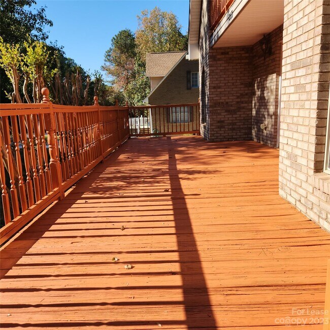 Building Photo - 208 Chuckwood Rd