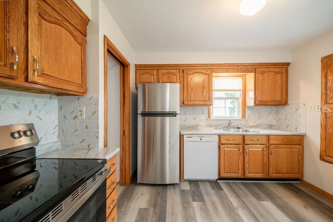 Building Photo - Charming 4-Bedroom Home in Prime Beachwood...