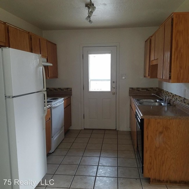 Building Photo - 3015 Cantabrian Dr