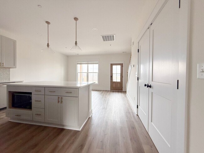 Foto del edificio - 3-Bedroom, 2.5 Baths, and the Space You’ve Been Looking For