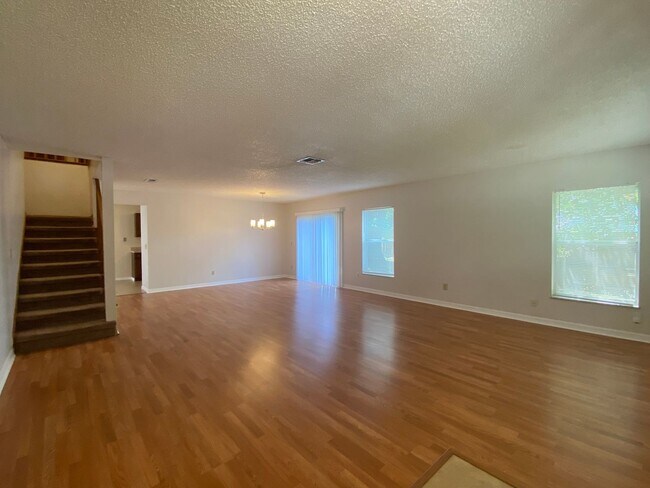 Building Photo - 4 Bedroom, 2.5 Bath in Orlando - Price to ...