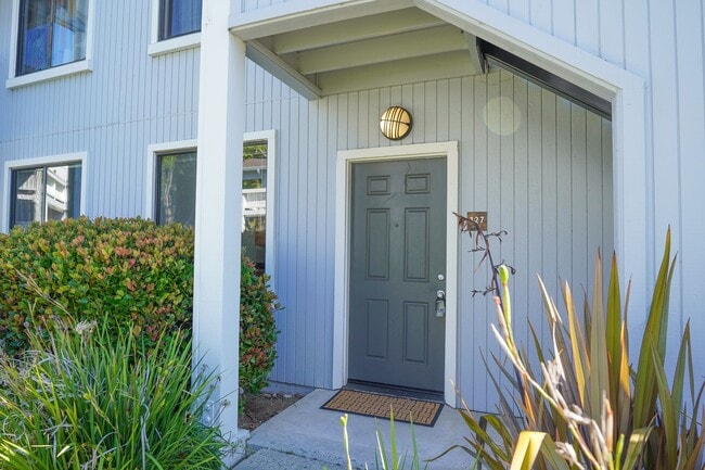Building Photo - Available One Bedroom Condo In The Cove At...