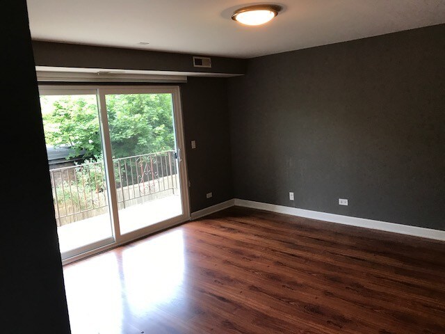 Living room - 814 N River Rd
