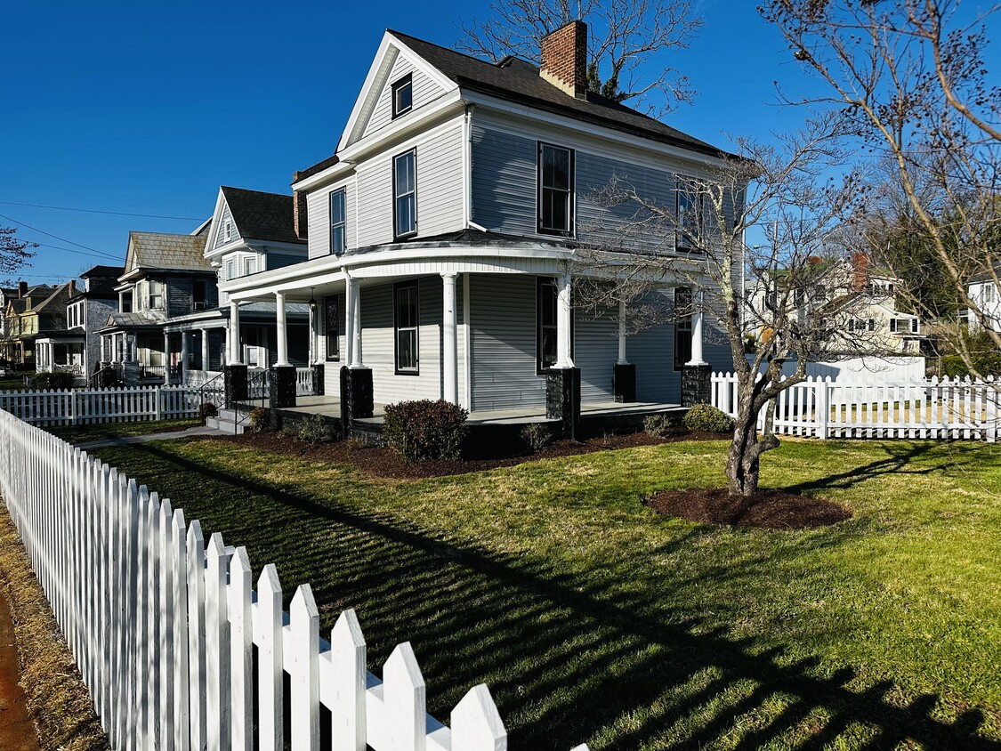 Large 2,000 Sqft Renovated Historic Home on Rivermont with large fenced yard! - 1358 Rivermont Ave