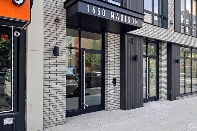 Entrada - 1650 Madison Ave