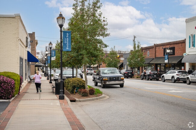 Traffic and pedestrians in Fountain Inn
