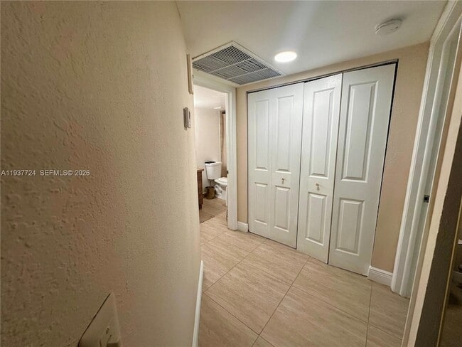 Foto del edificio - 8205 Lake Dr