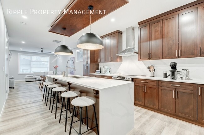 Photo du bâtiment - AMAZING 4 BEDS/ 3 BATHS UPPER LEVEL ONLY!
