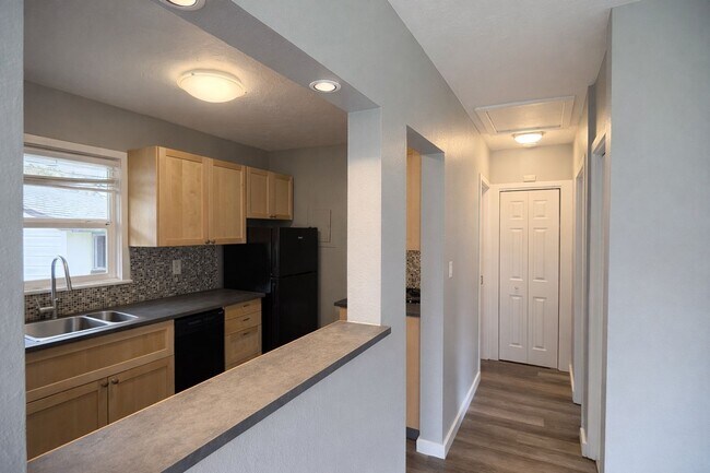 Building Photo - r3008unanderavev