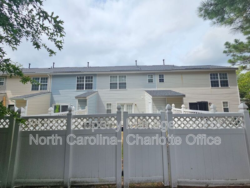 Foto del edificio - 15025 Deshler Ct