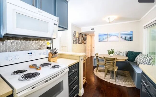 Building Photo - 2319 Curlew St