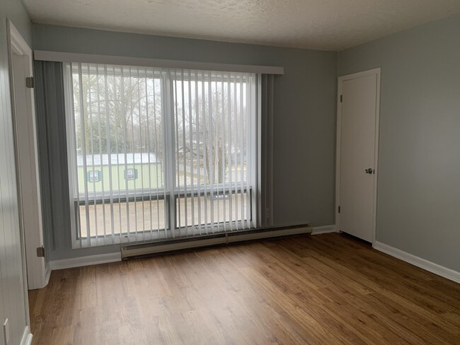 Building Photo - Newly Remodeled Apartment Crainville