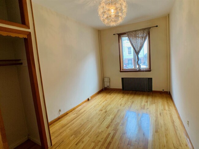 Building Photo - 516 Park Ave