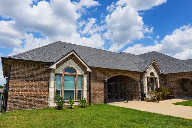 Foto del edificio - 527 Lily Ln