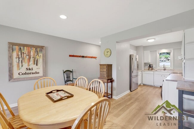 Building Photo - Remodeled Buffalo Woods Condo with Breatht...
