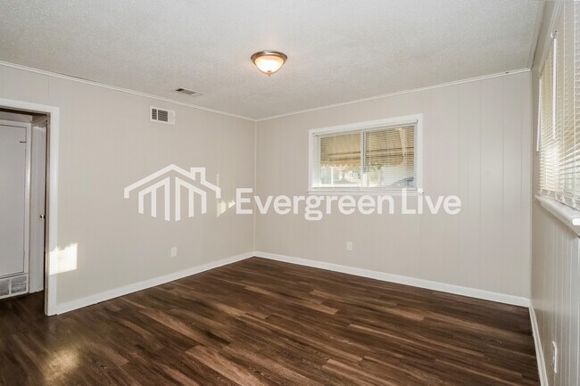 Foto del edificio - 3325 Cedar Springs Dr