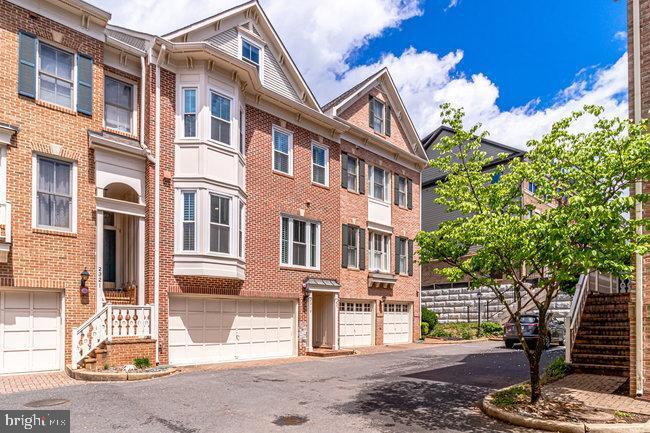 Primary Photo - 2319 N Van Buren Ct