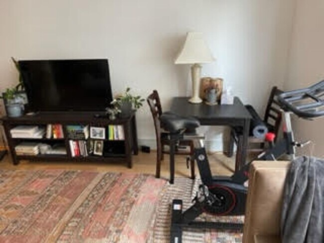 Foto del edificio - Great location, two beds, two baths, Metro!