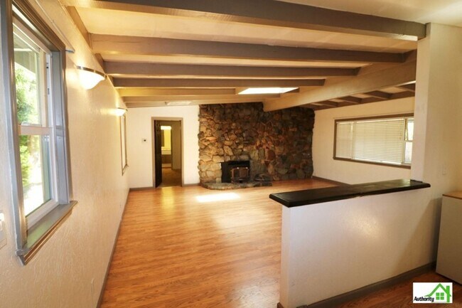 Building Photo - 2883 Victor Ave