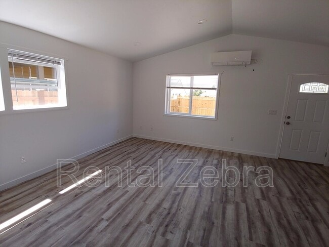 Building Photo - 921 NW Oak Ln