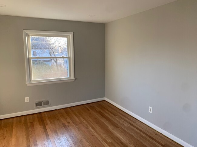 Bedroomo - 311 N Bryan St