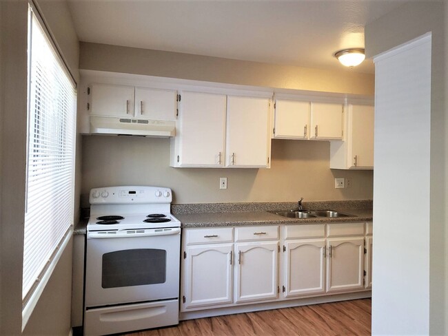 Building Photo - 634 Lime Ave