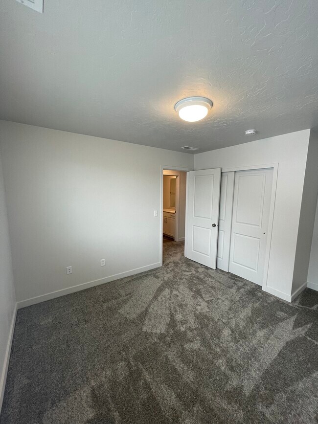 Building Photo - 731 S Miller Ave