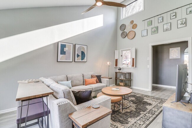 Building Photo - Modern 3BR Duplex with Abundant Natural Light