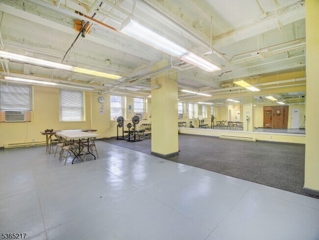 Foto del edificio - 363 Mt Prospect Ave-363