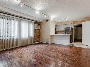 Building Photo - 713 W Diversey Pkwy