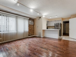 Building Photo - 713 W Diversey Pkwy