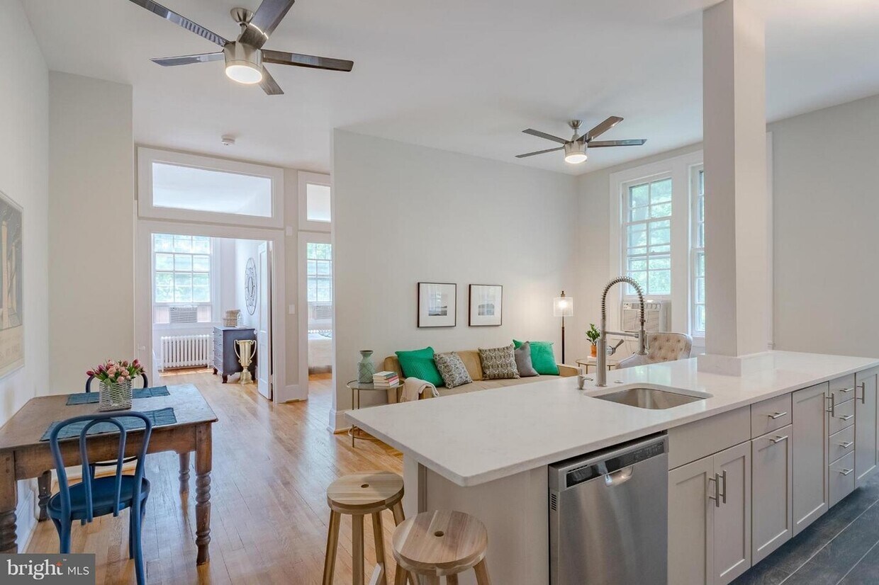 Foto principal - 3039 Macomb St NW