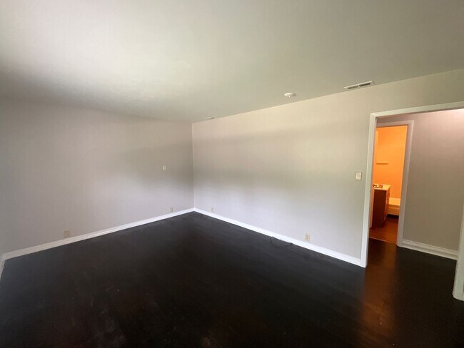Building Photo - Cozy Ozark Duplex!