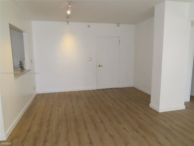 Building Photo - 2 br, 2 bath Condo - 5700 Collins Ave Apt 4C