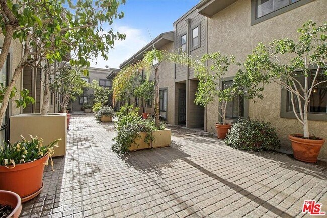 Building Photo - 557 E Verdugo Ave
