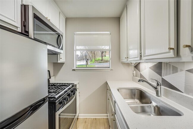 Foto del edificio - 1612 Elmhurst Dr