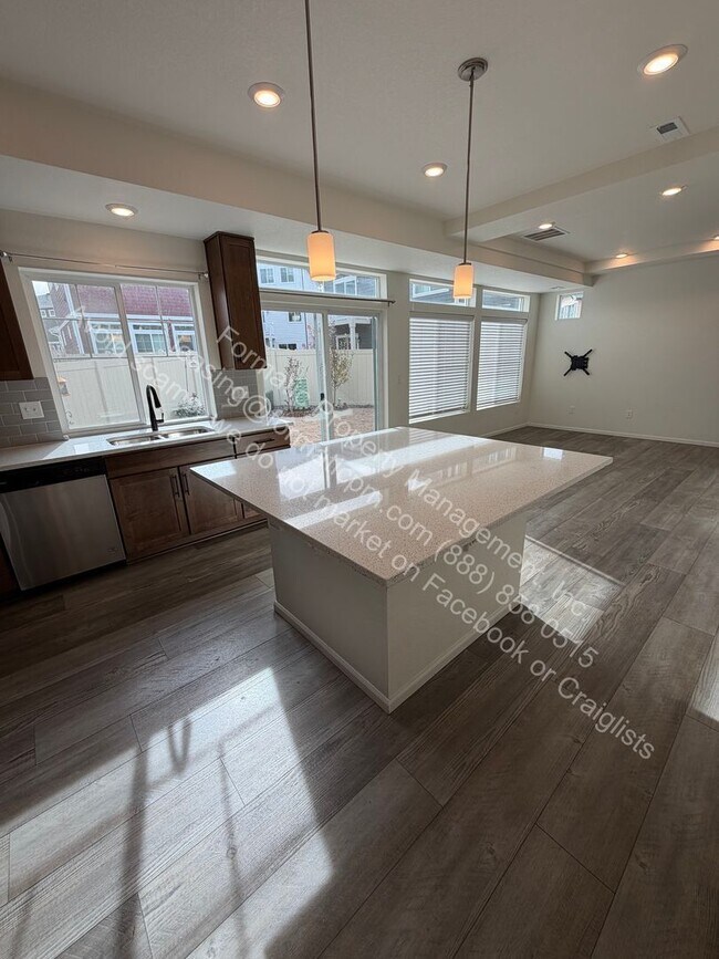 Building Photo - 1056 Highlands Dr