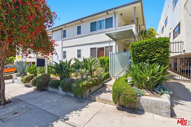 Entrada principal cerrada - 1929 Tamarind Ave