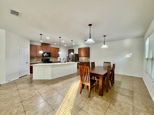 Foto del edificio - Spacious 4 Bedroom Home with Multiple Living Areas