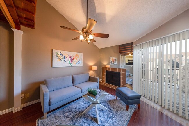 Building Photo - 10855 Meadowglen Ln