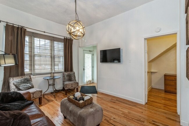 Foto del edificio - 2459 N Clybourn Ave