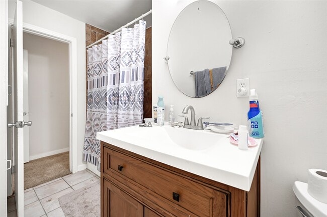 Building Photo - 330 Robin St