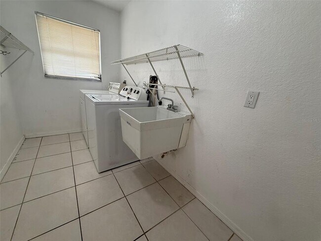 Building Photo - 1001 S Wapello St