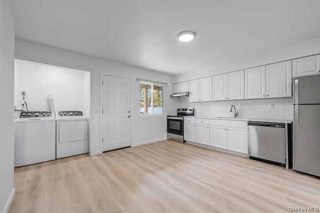 Building Photo - 54 Evergreen St