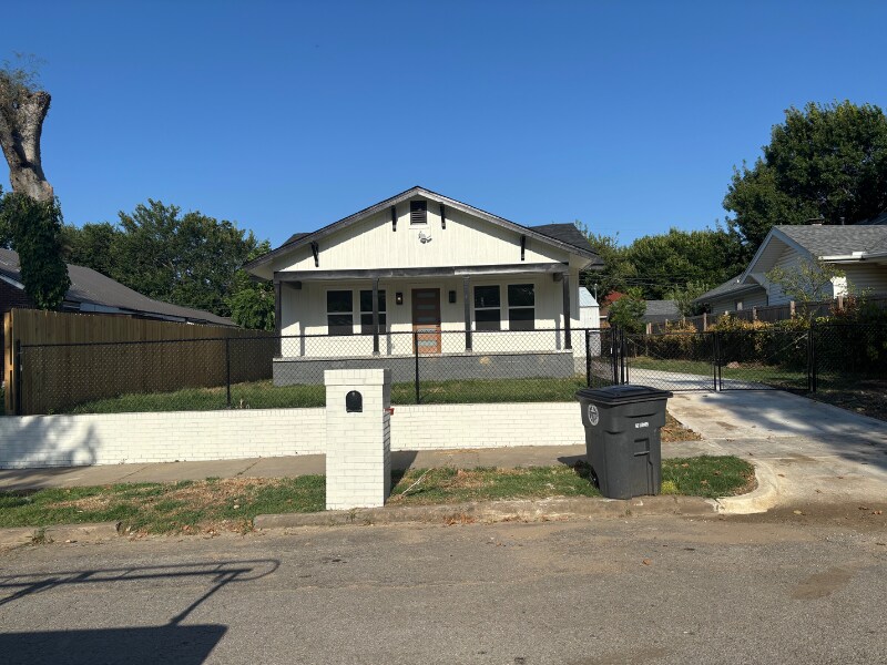 Foto principal - 363 S Zunis Ave