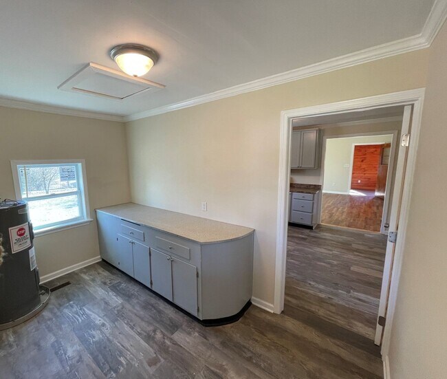 Building Photo - Newly remodeled 3 BDR / 1 BA - Huge Yard