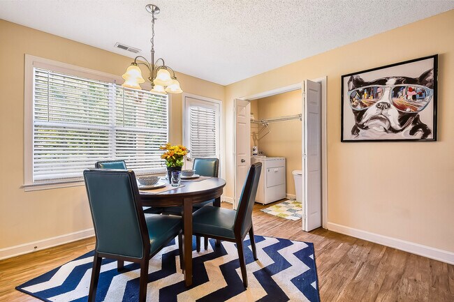 Foto del edificio - Meadow Creek Townhomes
