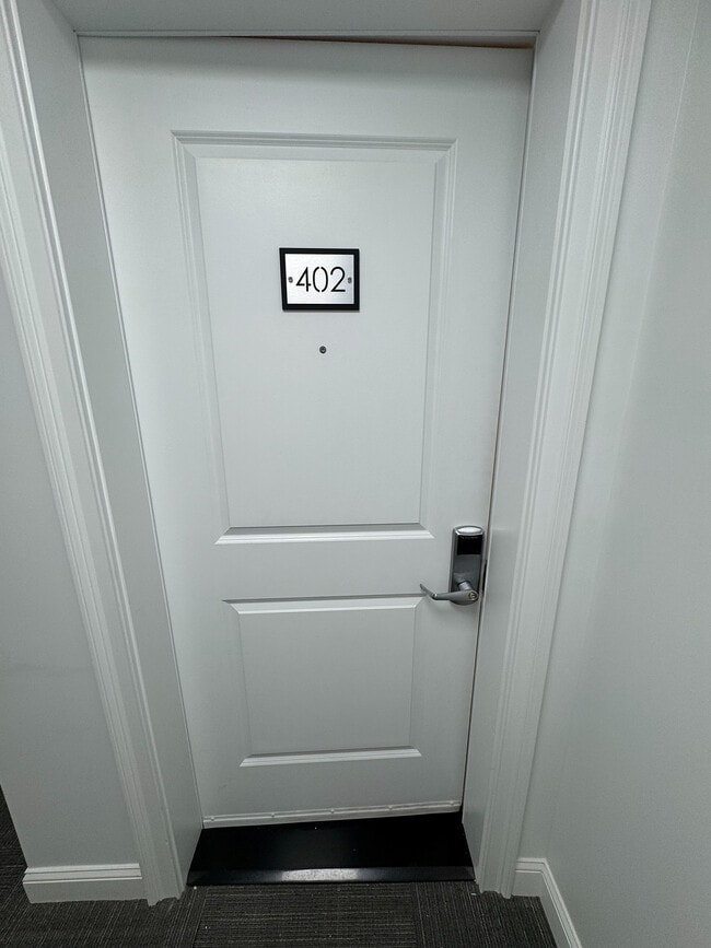 Puerta principal 402 - G Square